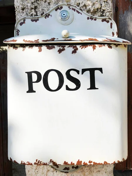 Witte brievenbus met inscriptie "post". Neergeschoten in close-up — Stockfoto