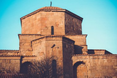 Jvari Manastırı 'nın dış parçası, Gürcistan' ın Mtskheta kenti yakınlarındaki dağ zirvesinde yer alan altıncı yüzyıldan kalma bir Gürcü Ortodoks manastırı.