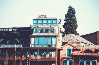 TBILISI, GEORGIA 17 ARALIK 2019: Eski Tiflis mimarisi, Balkonları ve Gürcistan 'daki pencereler