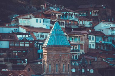 TBILISI, GEORGIA 17 Aralık 2019: Tiflis, Gürcistan 'daki eski şehrin güzel hava manzarası