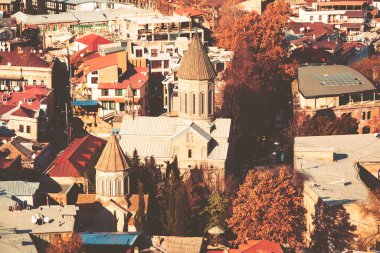 TBILISI, GEORGIA 17 Aralık 2019: Tiflis, Gürcistan 'daki eski şehrin güzel hava manzarası