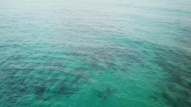 Akdeniz 'in havadan görünüşü. Güneşli bir hava. İnsansız hava aracı video görüntüsünü görüntüle.