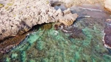 Akdeniz 'in havadan görünüşü. Güneşli bir hava. İnsansız hava aracı video görüntüsünü görüntüle.