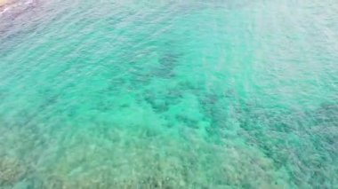 Akdeniz 'in havadan görünüşü. Güneşli bir hava. İnsansız hava aracı video görüntüsünü görüntüle.