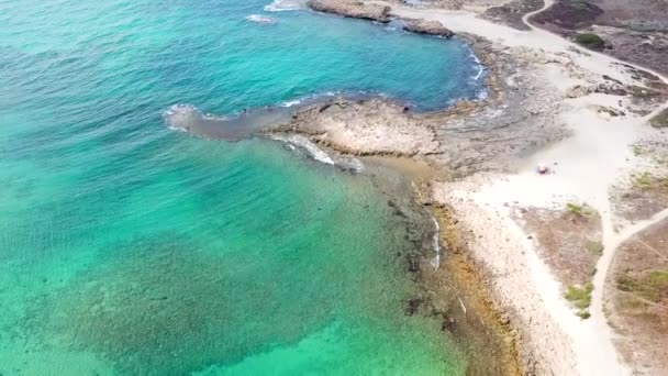 Vzdušný výhled na Středozemní moře. Slunečné počasí. Zobrazit snímek videa drona. — Stock video