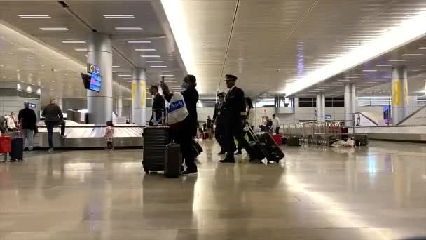 TEL AVIV - 19 Mart 2020: Ben Gurion Havaalanı Terminali 'nde yolcu standı — Stok video