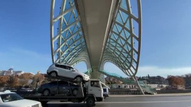 TBILISI, GEORGIA 17 Aralık 2019: Barış Köprüsü, Gürcistan 'ın Tiflis kentindeki nehrin üzerindeki cam köprü