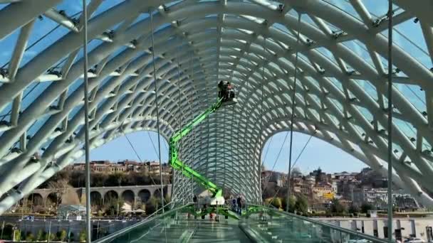 TBILISI, GEORGIE 17 DÉCEMBRE 2019 : Pont de la paix, pont vitré au-dessus du fleuve à Tbilissi, Géorgie — Video