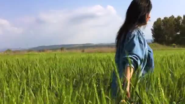 Fiatal szép nő zöld erszényes — Stock videók