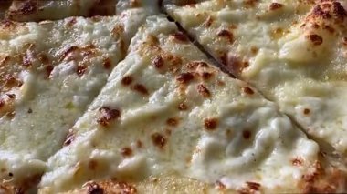Khachapuri 'nin geleneksel Gürcistan yemekleri ahşap bir masada.
