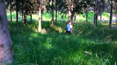 Genç bir adam ormanda yürüyor.