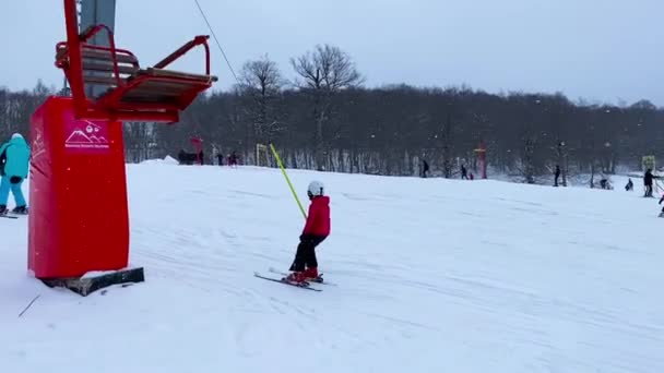 Bakuriani Georgia Januari 2020 Skiërs Die Aankomen Het Hemelse Skigebied — Stockvideo