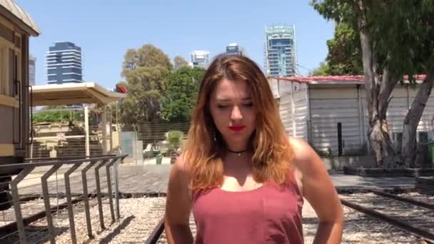Tel Aviv Israel 2018年6月23日 カメラのスローモーションを見て歩く若い美しい女性 — ストック動画