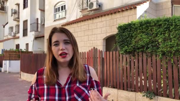 Risun Zion Israel 2018年11月2日 女性ジャーナリストがカメラと語り合い 路上を歩く — ストック動画