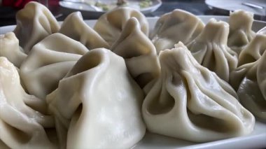 Ulusal Gürcü mutfağı. Etli Khinkali. Masadaki Khinkali..