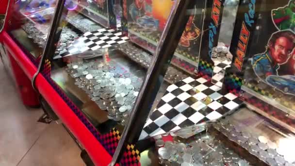 Arcade Geld Machine Met Munten — Stockvideo