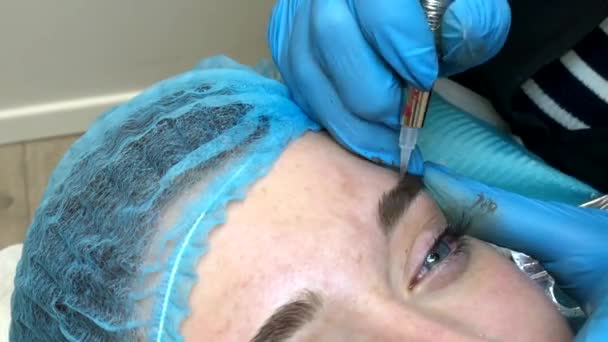 Vackra Kvinnor Applicerar Permanent Makeup Ögonbrynen — Stockvideo