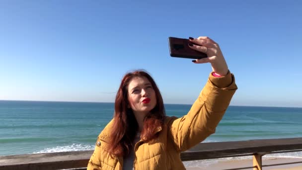 Mujer Hermosa Pelirroja Hace Selfie Fondo Del Mar — Vídeo de stock