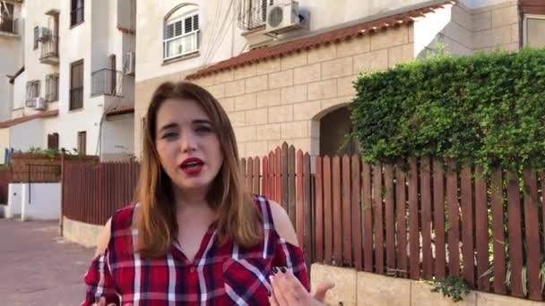 Rishon Zion Israel November 2018 Female Journalist Talks Camera Walks — Stock Video