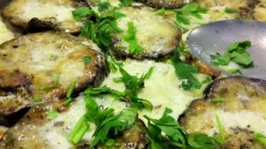 Parmesanlı patlıcan kızartma tavasında
