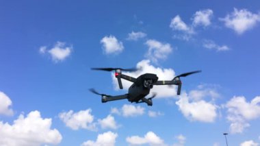 Rishon Le Zion, ISRAEL - 30 Eylül 2017: DJI Mavic pro drone havada. Maviç 'in 4K kamerası var ve DJI' nin pazardaki en küçük ve kompakt tüketici dronu..