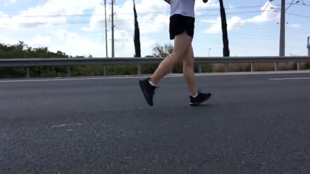 Running Man Mannelijke Loper Joggen Buiten Road Training Voor Marathon — Stockvideo