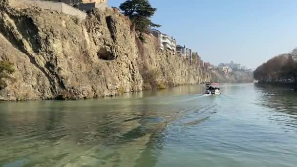 Tbilisi Georgien December 2019 Fritidsbåt Som Seglar Över Kurafloden Tbilisi — Stockvideo