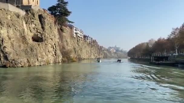 Tbilisi Georgien December 2019 Fritidsbåt Som Seglar Över Kurafloden Tbilisi — Stockvideo