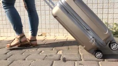 NAHARIYA, ISRAEL-JULY 14, 2018: süslü gözlük takan güzel genç bayan, etrafta dolaşıyor. Açık havada, mavi gökyüzünde.