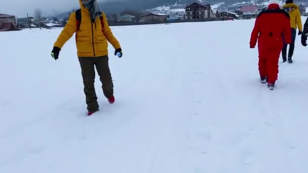 バクリアーニ ジョージア 2020年1月24日 バクリアーニの雪の上を歩く — ストック動画