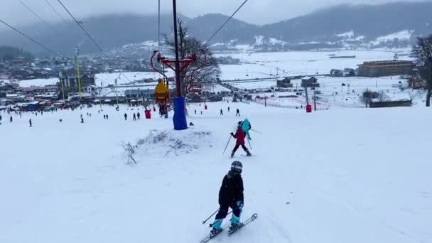 Bakuriani Georgia Janeiro 2020 Esquiadores Que Chegam Estação Teleférico Heavenly — Vídeo de Stock
