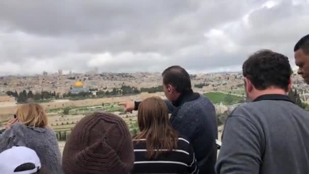 Jerusalem イスラエル 2019年3月25日 オリーブの山から旧市街を望むエルサレムの観光客オリーブの山は有名な聖地であり 旧市街への素晴らしい眺めを持っています — ストック動画