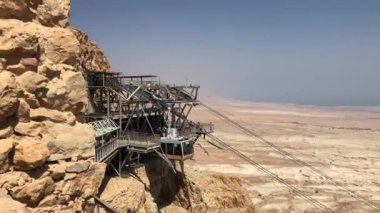 MASADA, ISRAEL - 22 Mart 2019 Masada Ulusal Parkı 'nın tepesine giden kablo araç