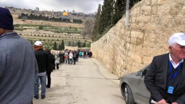 JERUSALEM,イスラエル- 2019年3月25日:オリーブの山から旧市街を望むエルサレムの観光客オリーブの山は有名な聖地であり、旧市街への素晴らしい眺めを持っています. — ストック動画
