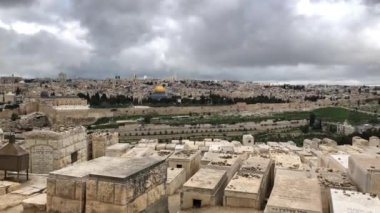 JERUSALEM, ISRAEL - 25 Mart 2019 Yahudi mezarlığına ve eski Kudüs 'e bakın 