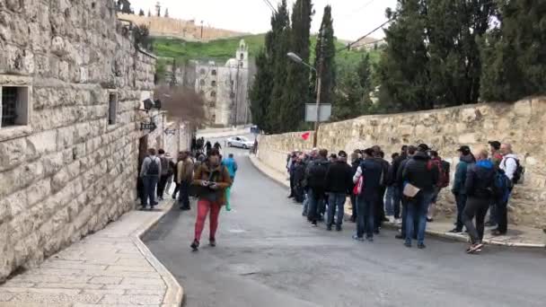 JERUZALÉM, ISRAEL - 25. března 2019: Turisté v Jeruzalémě se dívají na staré město z hory oliv Olivová hora je proslulé místo Svaté země a má fantastický výhled na Staré. — Stock video