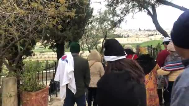 JERUZALÉM, ISRAEL - 25. března 2019: Turisté v Jeruzalémě se dívají na staré město z hory oliv Olivová hora je proslulé místo Svaté země a má fantastický výhled na Staré. — Stock video