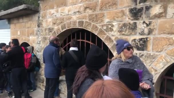 JERUZALÉM, ISRAEL - 25. března 2019: Turisté v Jeruzalémě se dívají na staré město z hory oliv Olivová hora je proslulé místo Svaté země a má fantastický výhled na Staré. — Stock video