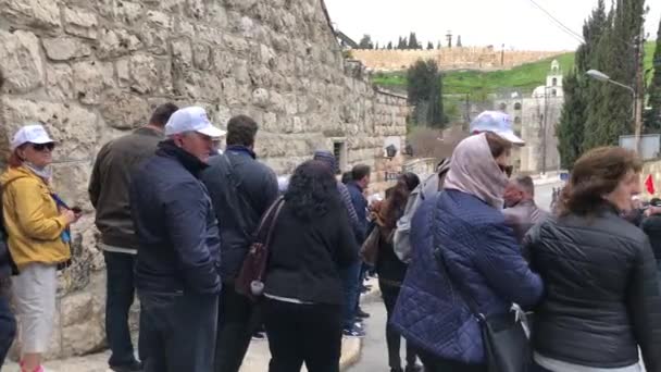 JERUSALEM,イスラエル- 2019年3月25日:オリーブの山から旧市街を望むエルサレムの観光客オリーブの山は有名な聖地であり、旧市街への素晴らしい眺めを持っています. — ストック動画