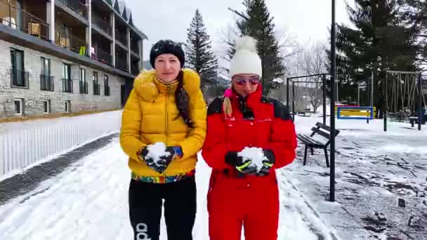 伯克利亚尼，佐治亚州- 2020年1月24日：快乐的年轻女性与雪玩耍 — 图库视频影像