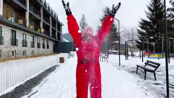 BakURIANI, GEORGIA - JANUARY 24, 2020: Happy young woman play with a snow — 图库视频影像