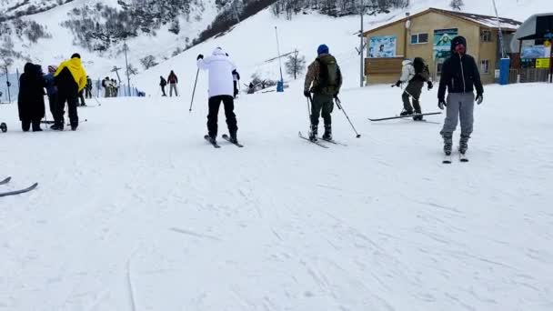 Bakuriani Georgien Januari 2020 Skidåkare Förbereder Sig För Att Sig — Stockvideo