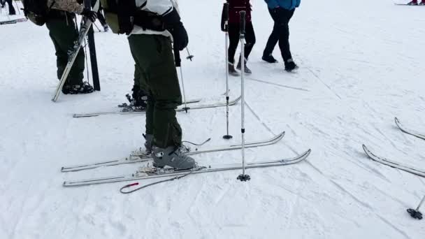 Bakuriani Georgia Enero 2020 Los Esquiadores Preparan Para Bajar Montaña — Vídeos de Stock