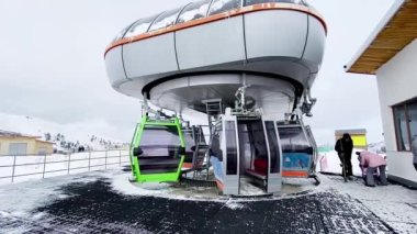 BAKURIANI, GEORGIA - 24 HAZİRAN 2020: İlahi Kayak Resort Gondola kayak istasyonuna gelen kayakçılar.