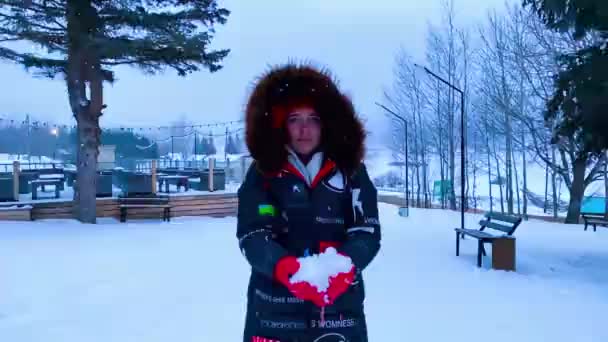 BAKURIANI, GEORGIA - JANUÁR 24, 2020: Boldog fiatal nő játszik a hó — Stock videók