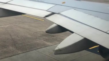 HD havaalanı seyahat videosuyla uçağa binmek. Uçak penceresinden kanada bak