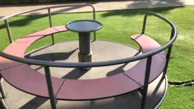 Döner atlı karınca boş oyun sahasında döner 