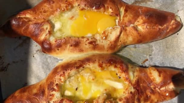 Torta Queijo Georgiano Ajarian Khachapuri Com Ovo — Vídeo de Stock