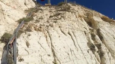  Rosh Hanikra mağaralarındaki kırmızı teleferik, Akdeniz, İsrail. Zaman aşımı..