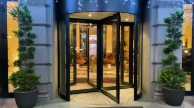 Otelin döner kapısı. yavaş çekim